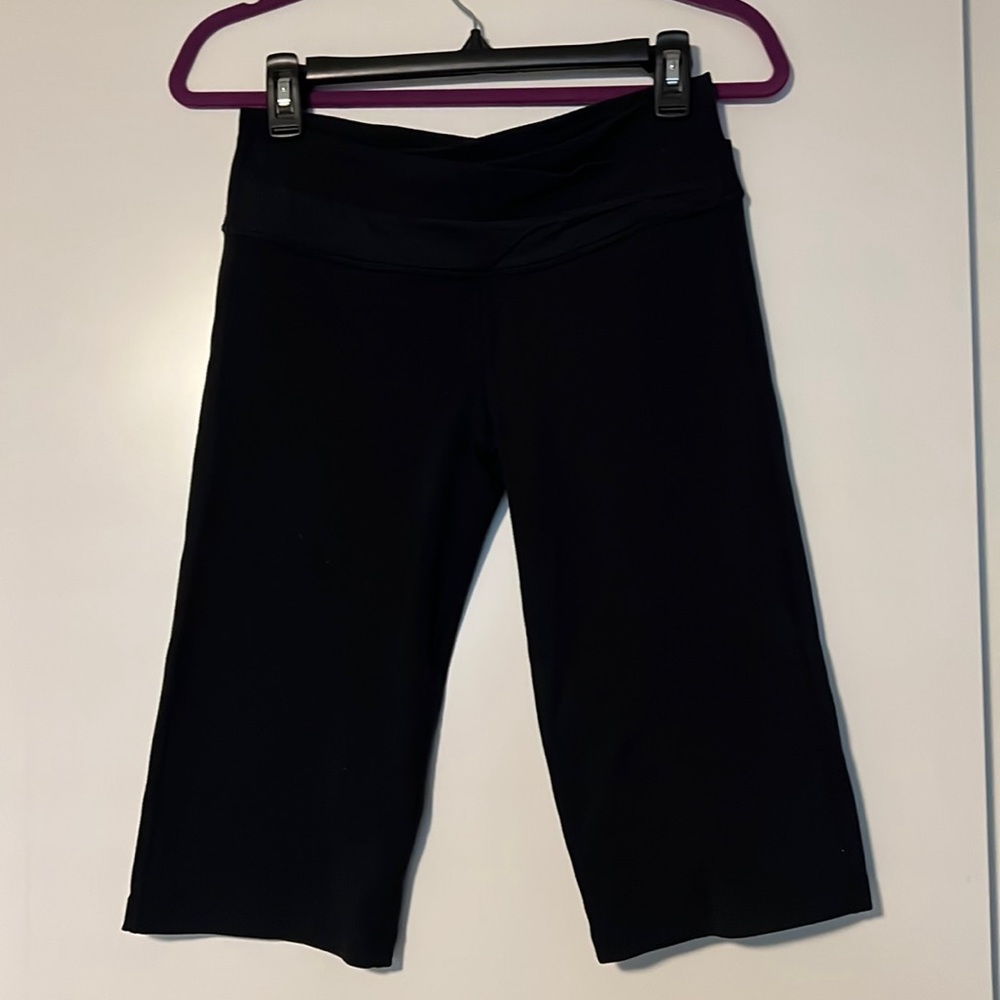Lululemon black old style groove capris 17”, GUC, size 8